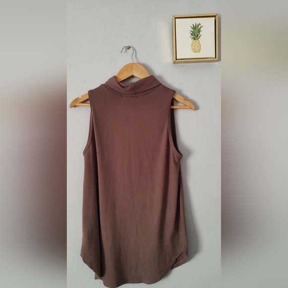 Karen Kane Sleeveless Soft Knit Sleeveless Turtleneck Top Size Medium Brown New - Picture 3 of 6